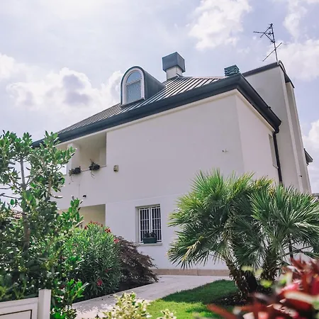 بيت ضيافة Luxury Italian House رو